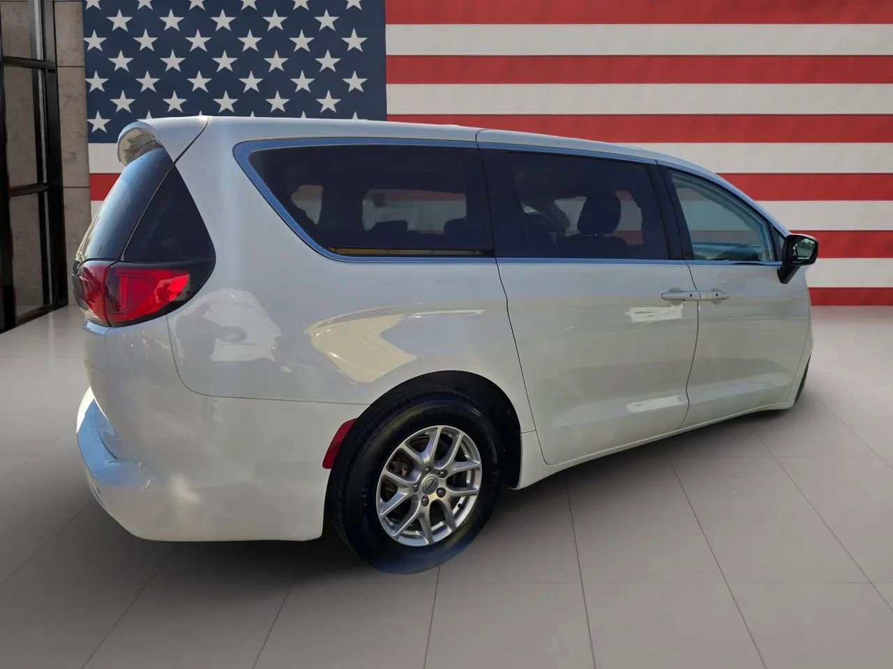Used 2022 Chrysler Voyager LX image 9