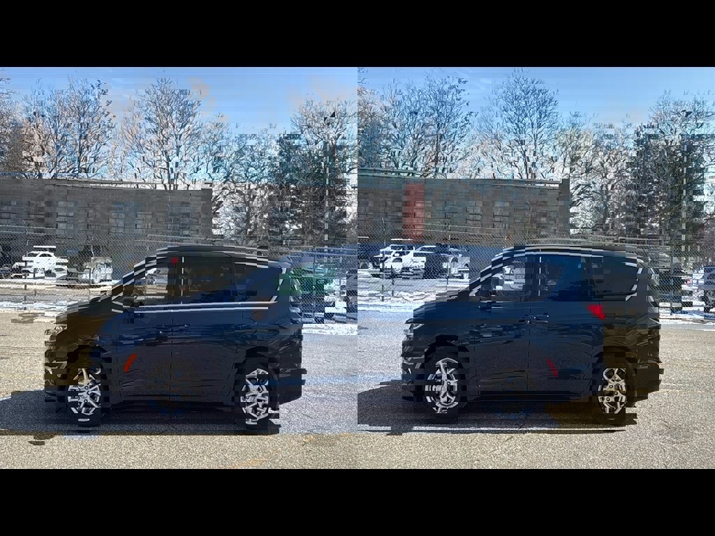 Used 2025 Chrysler Pacifica Select image 3