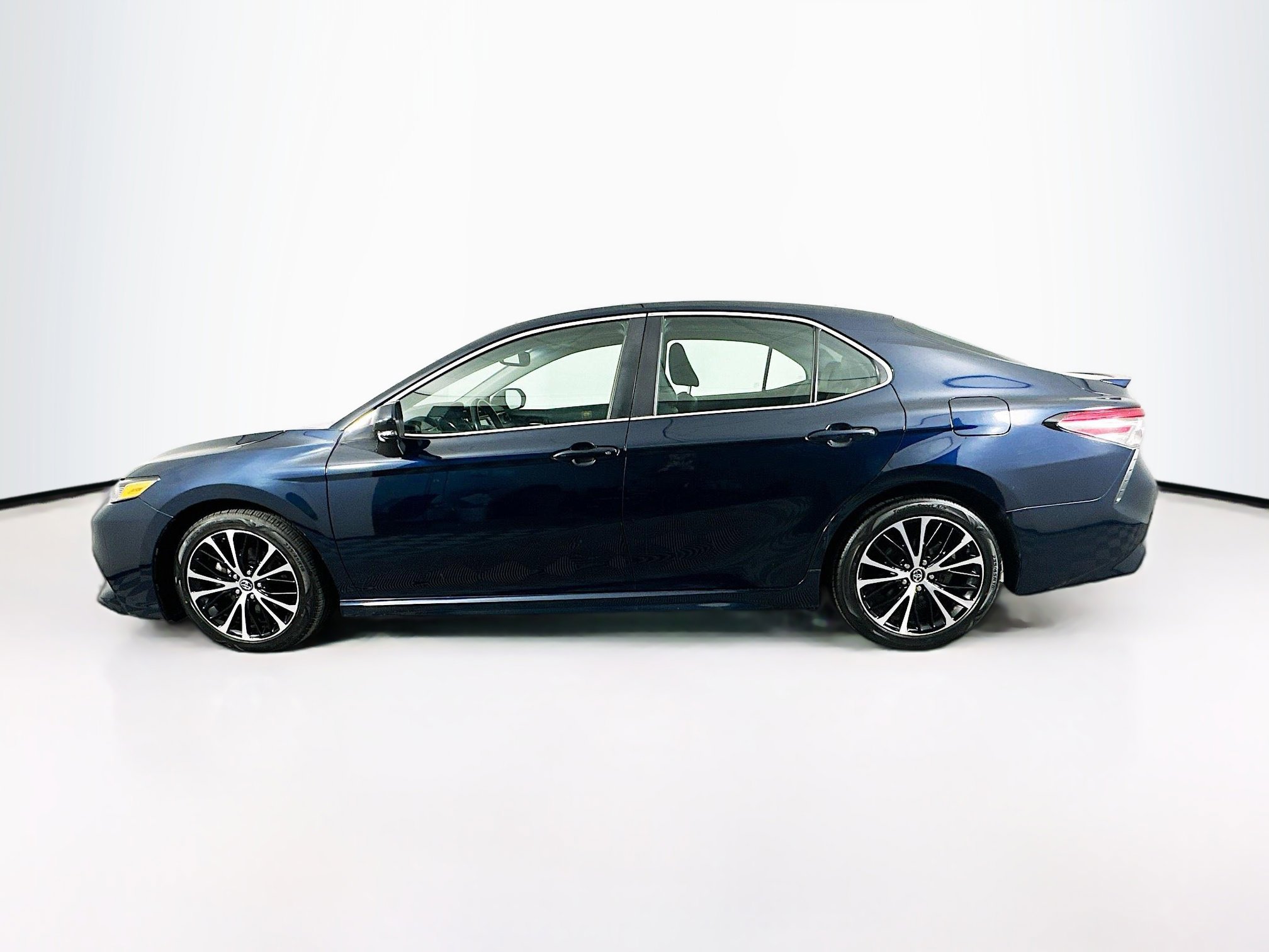 Used 2018 Toyota Camry SE w/ Convenience Package image 4