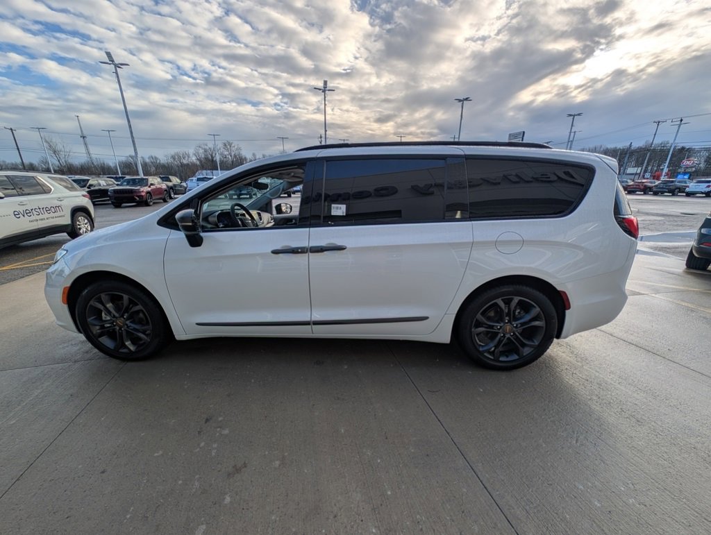 Used 2024 Chrysler Pacifica Touring-L w/ Road Tripper Package image 7