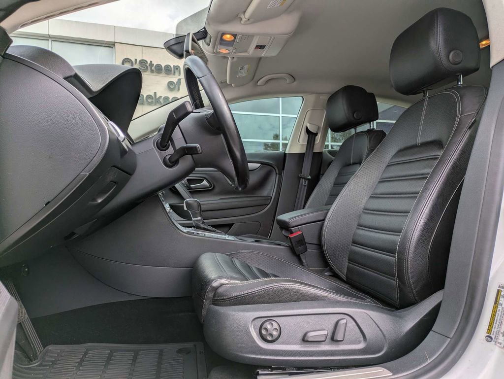 Used 2015 Volkswagen CC image 2