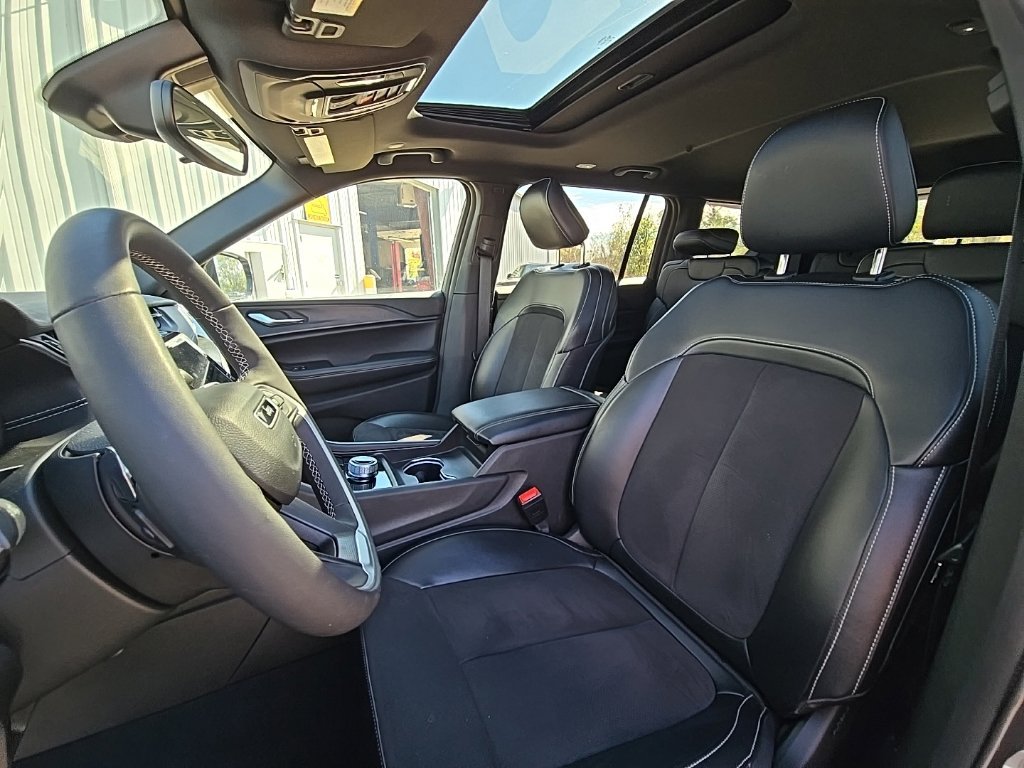 Used 2023 Jeep Grand Cherokee L Altitude AWD/4WD image 19