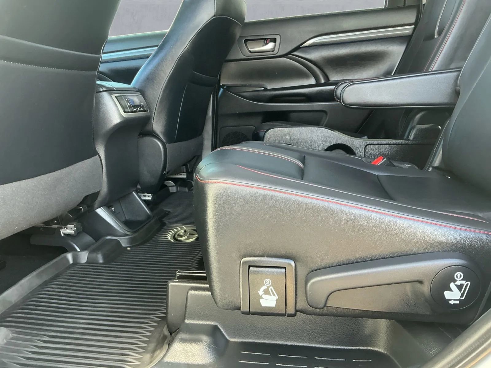 Used 2019 Toyota Highlander SE image 14