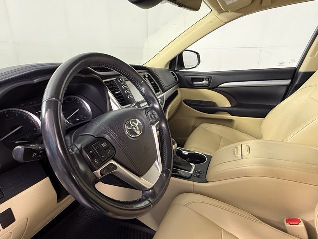 Used 2017 Toyota Highlander XLE w/ Carpet Mat Package FWD image 6