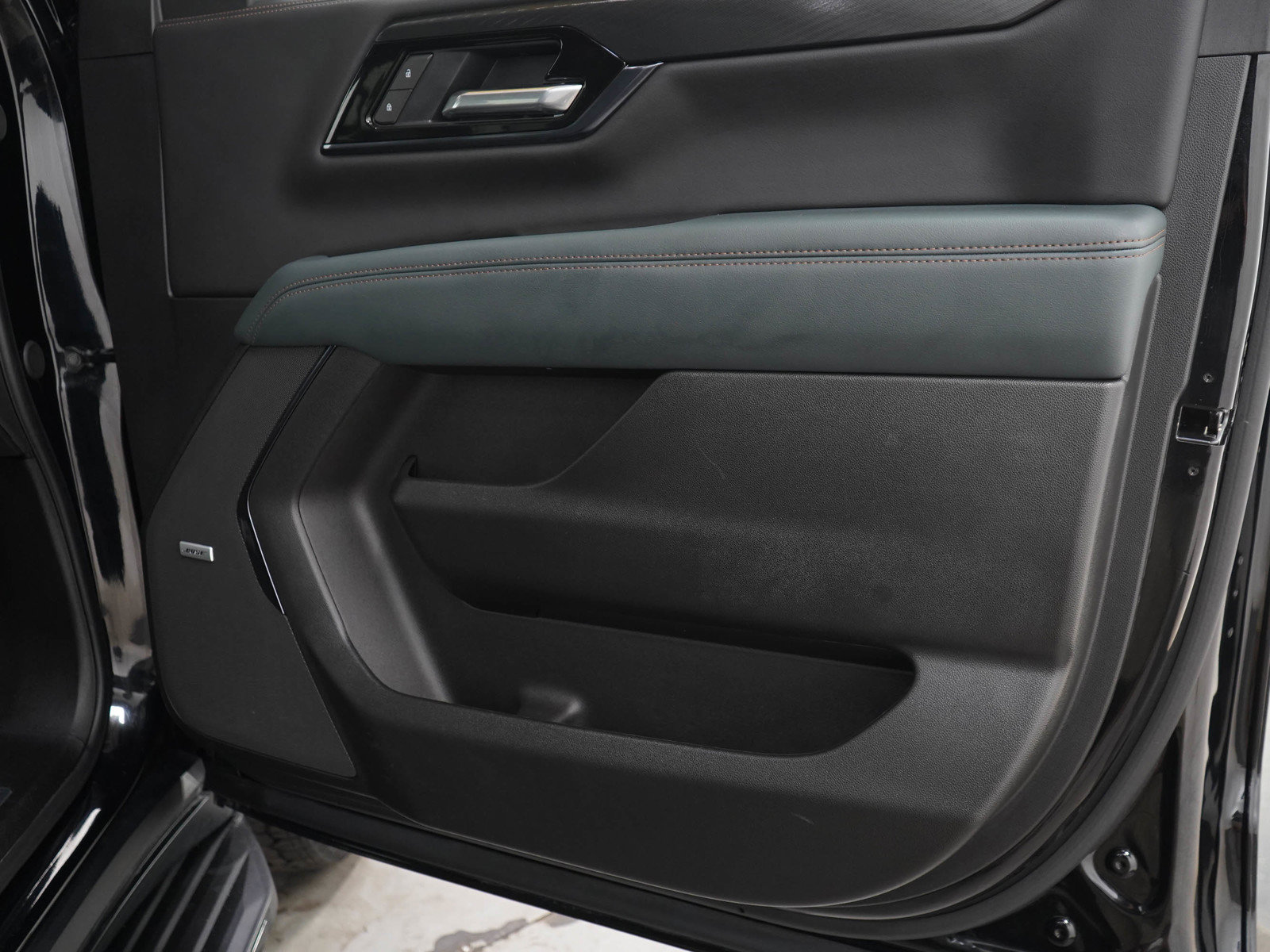 Used 2025 GMC Yukon AT4 AWD/4WD image 10