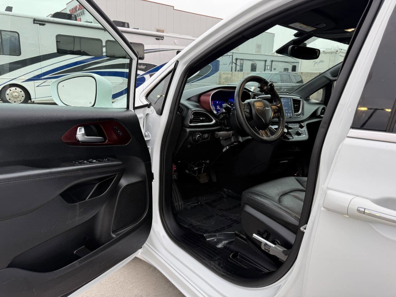 Used 2020 Chrysler Pacifica Touring-L image 15