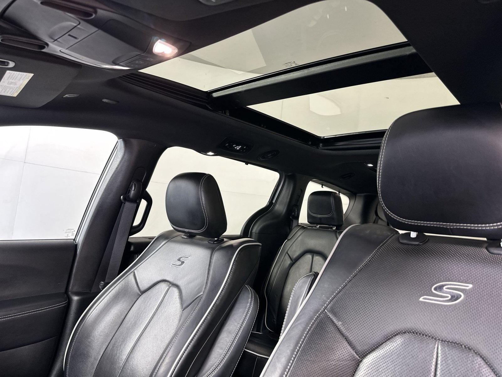 Used 2019 Chrysler Pacifica Limited w/ Advanced Safetytec Group FWD image 24