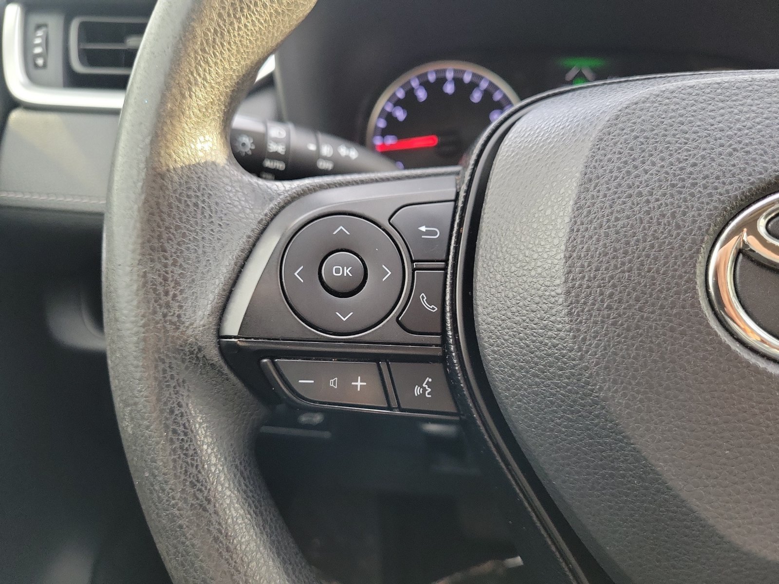 Used 2019 Toyota RAV4 XLE w/ Convenience Package FWD image 22
