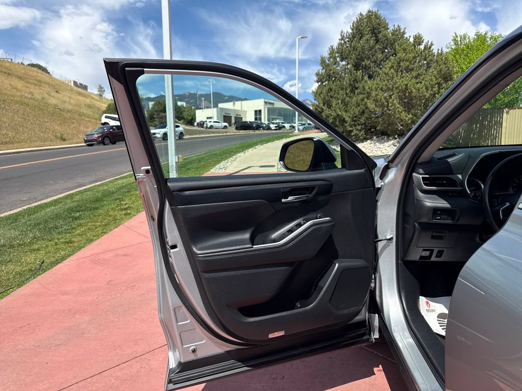 Used 2021 Toyota Highlander XLE AWD/4WD image 10
