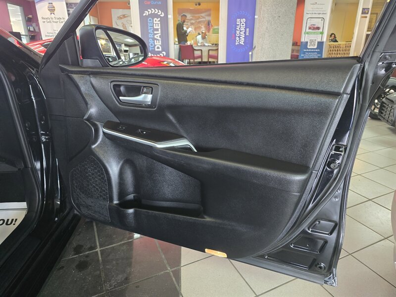 Used 2015 Toyota Camry SE image 12