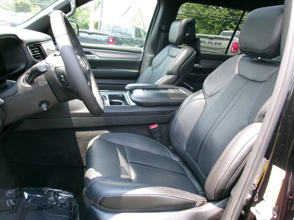 Certified 2024 Jeep Wagoneer L Series II AWD/4WD image 7