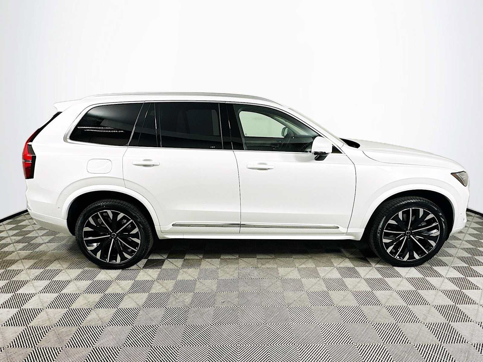 Used 2025 Volvo XC90 T8 Ultra w/ Protection Package Premier AWD/4WD image 8