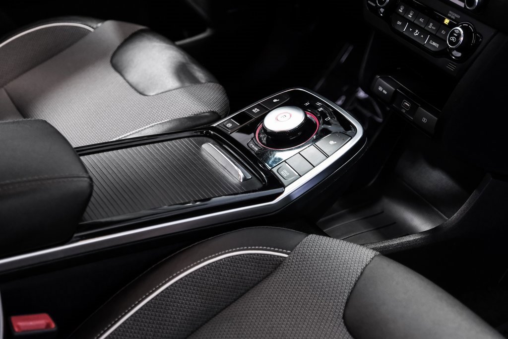 Used 2022 Kia Niro EX image 27