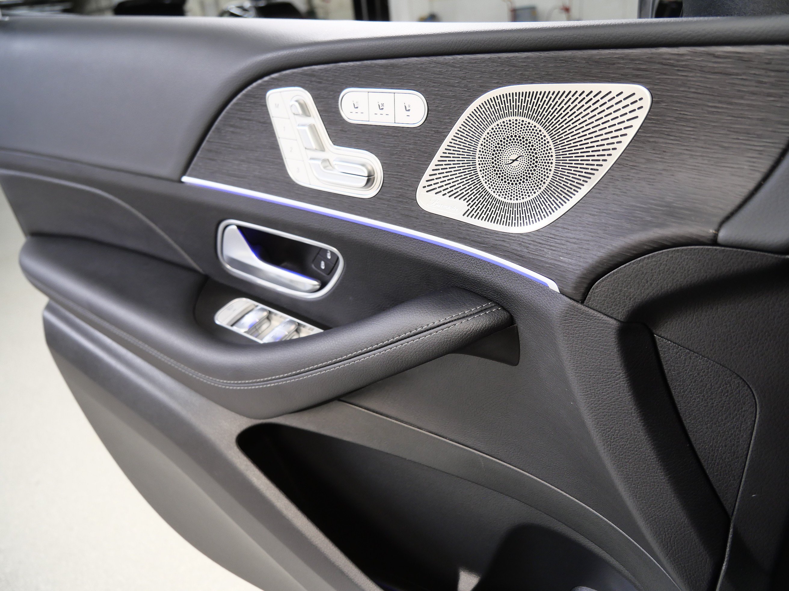 Certified 2025 Mercedes-Benz GLE 450e 4MATIC w/ Driver Assistance Package image 32