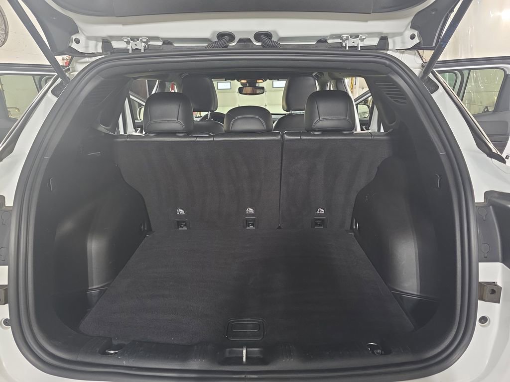 Used 2025 Jeep Compass Trailhawk image 12