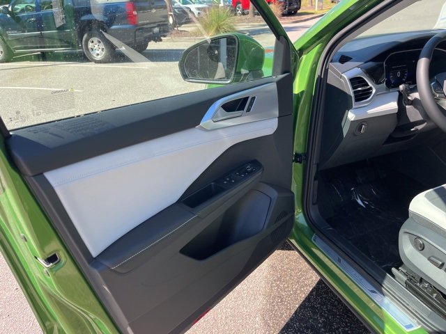 New 2025 Volkswagen Taos SE image 5