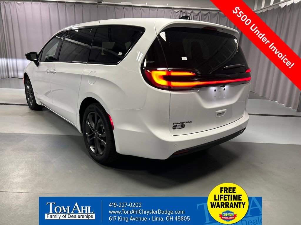 New 2026 Chrysler Pacifica Select image 5