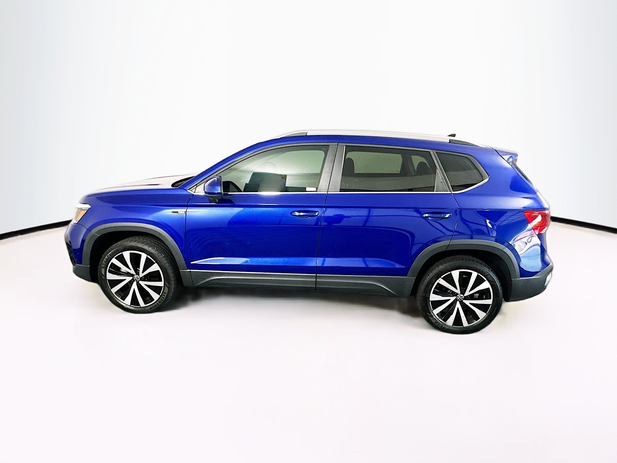 Used 2023 Volkswagen Taos SE FWD image 4
