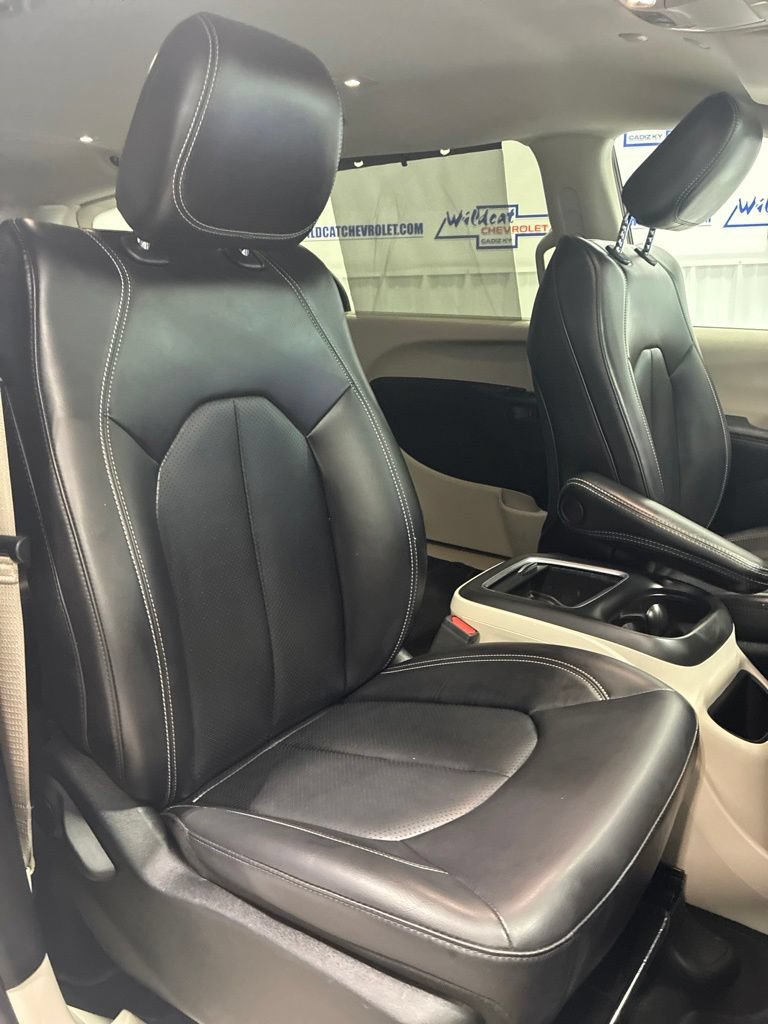 Used 2023 Chrysler Pacifica Touring-L FWD image 37
