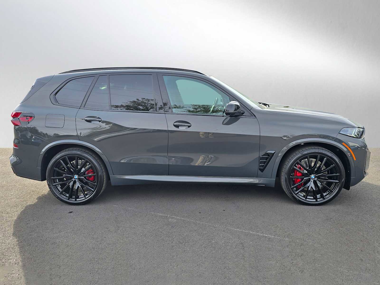 New 2026 BMW X5 M60i image 2