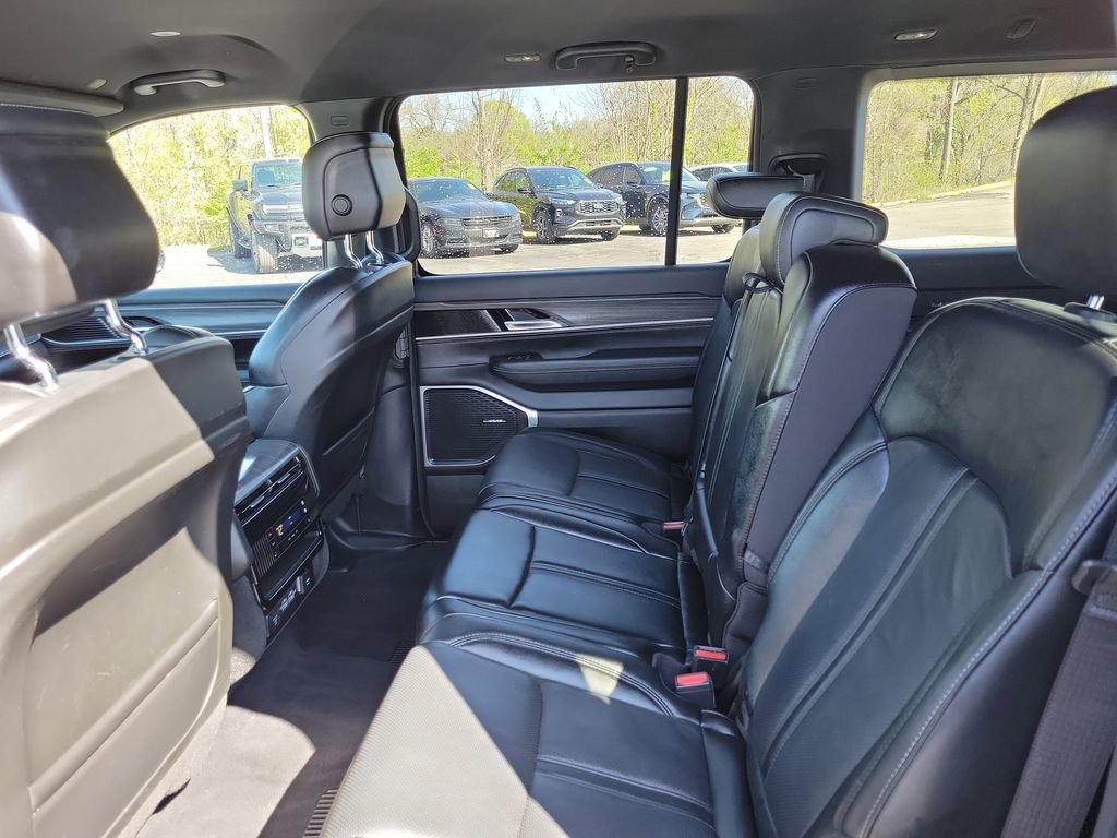 Used 2024 Jeep Wagoneer Series III w/ Flexible Seating Group image 25