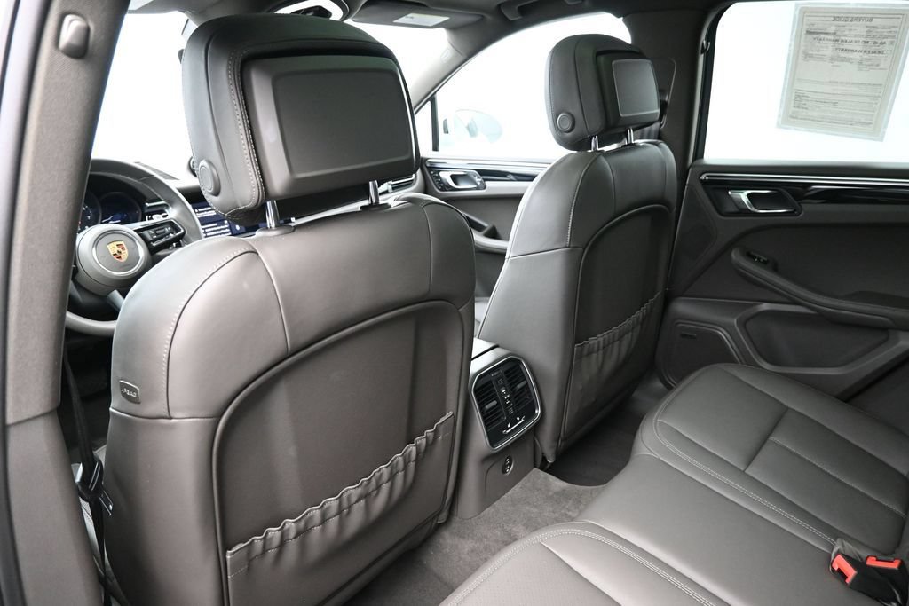 Certified 2025 Porsche Macan AWD/4WD image 8