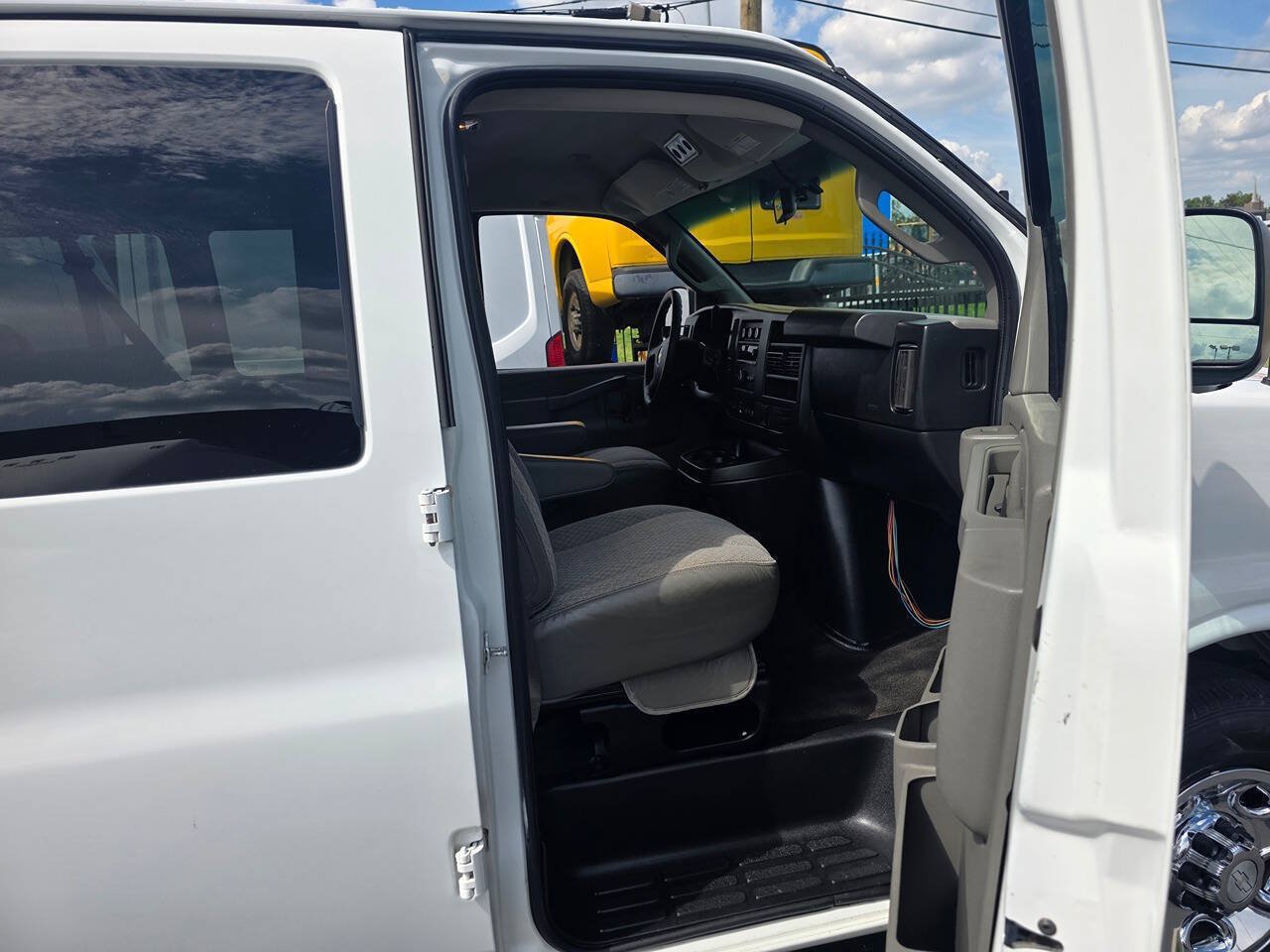 Used 2018 Chevrolet Express 3500 LT w/ LT Preferred Equipment Group RWD image 13