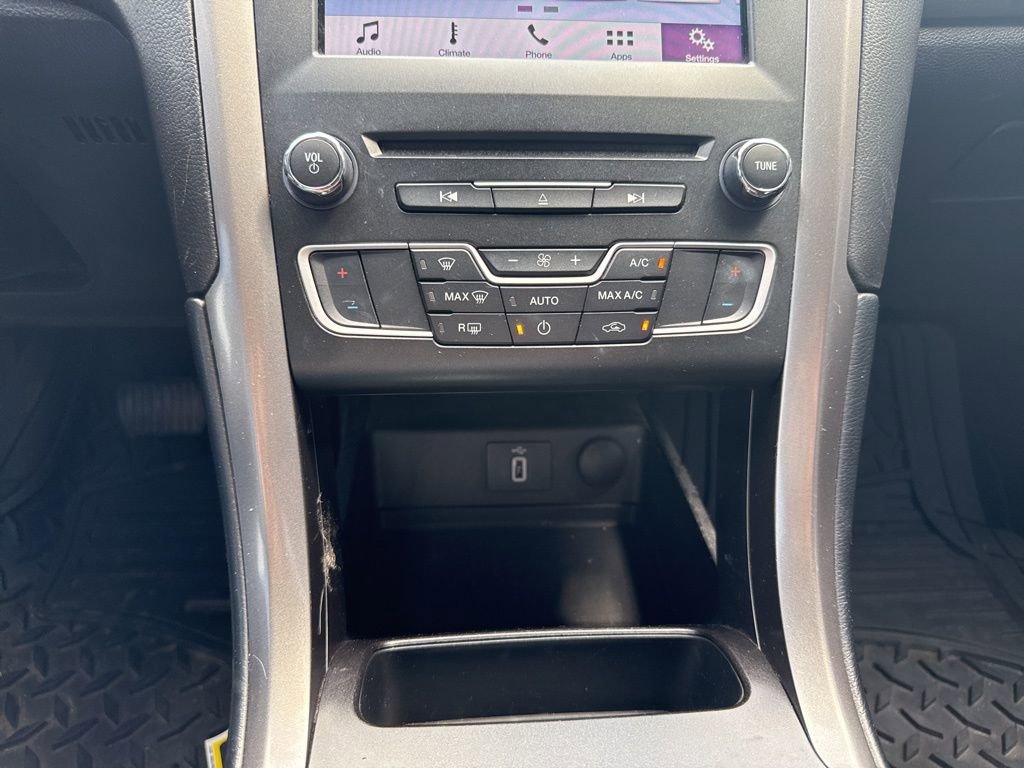 Used 2017 Ford Fusion SE w/ Fusion SE Technology Package FWD image 16