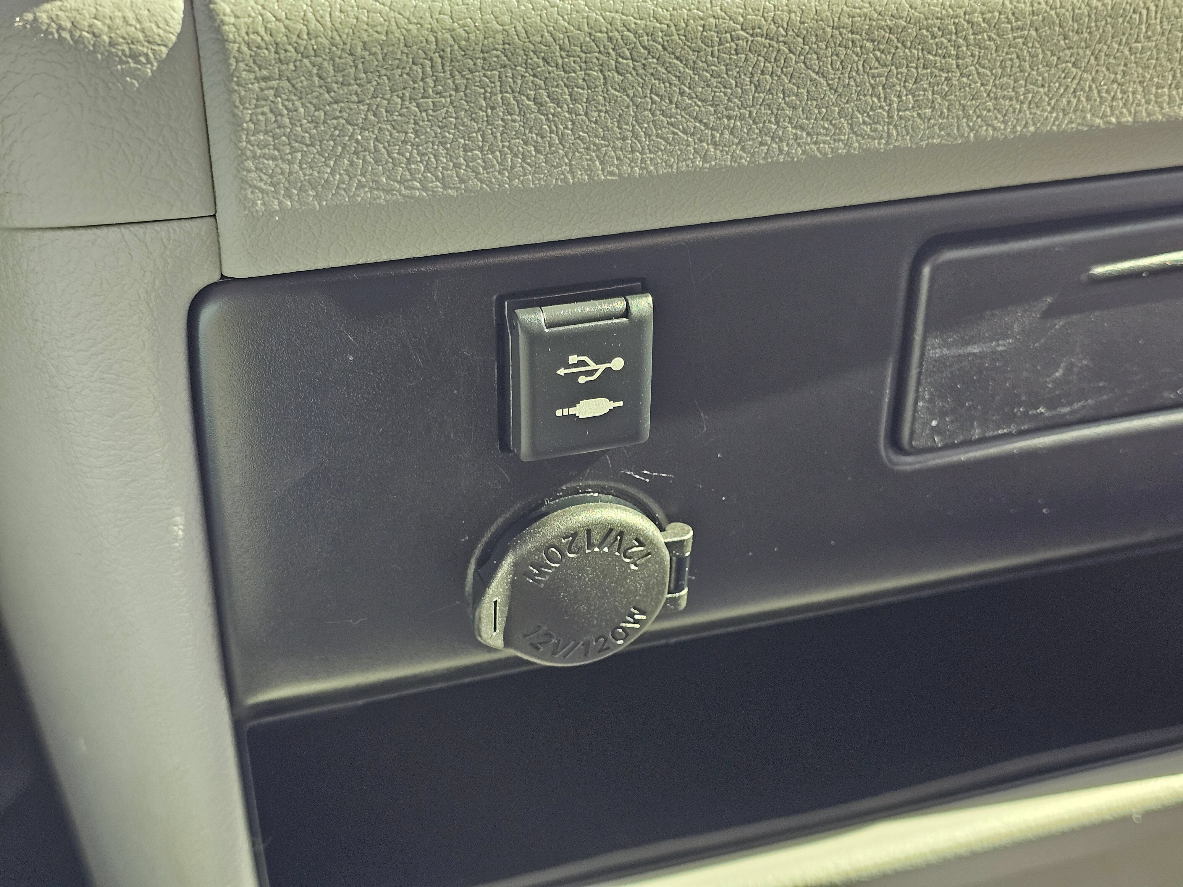 Used 2019 Toyota Sienna L w/ Carpet Mat Package FWD image 19