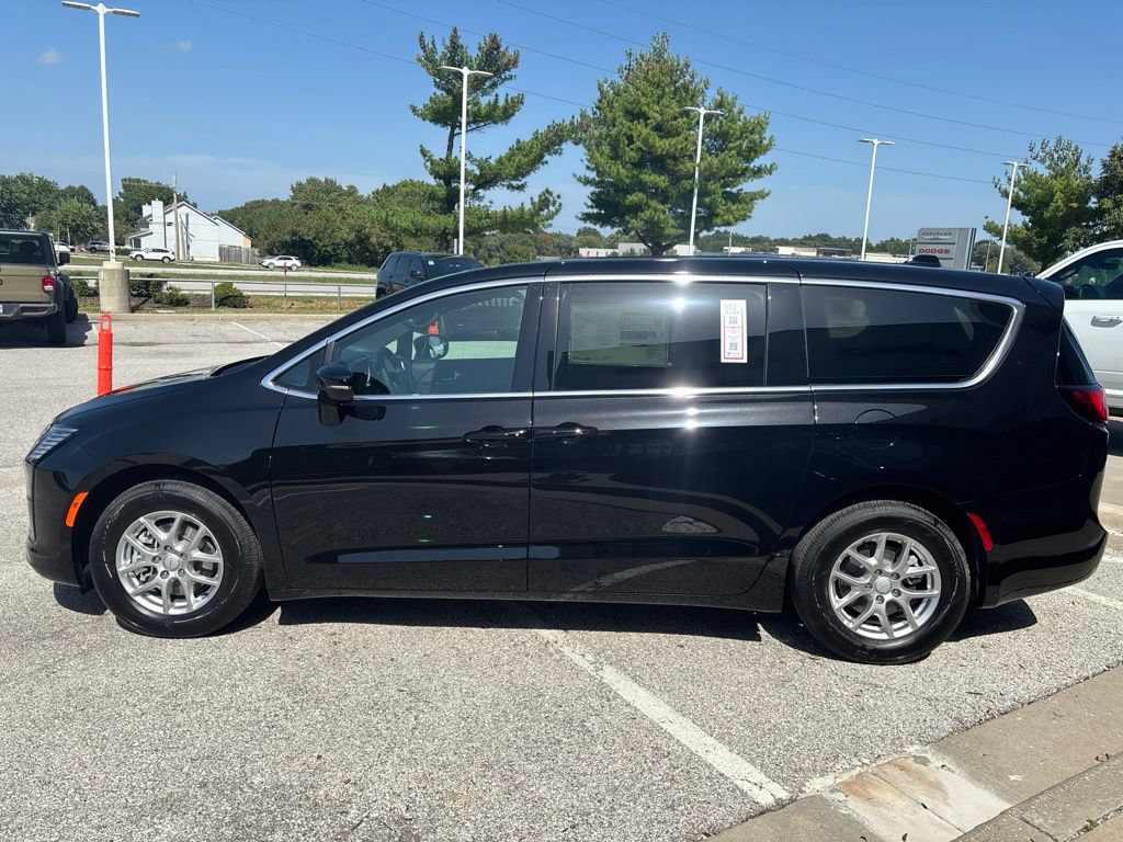 New 2027 Chrysler Pacifica Select FWD image 9