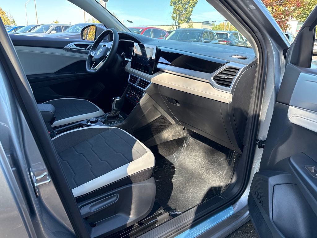 New 2025 Volkswagen Taos SE image 16
