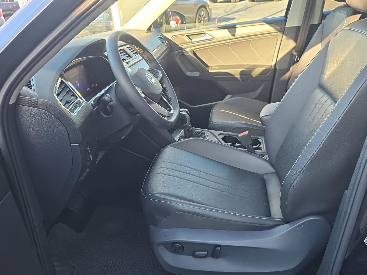 Used 2022 Volkswagen Tiguan SE w/ Panoramic Sunroof Package image 17