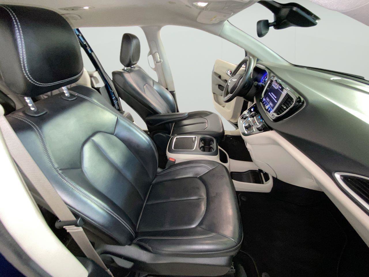 Used 2023 Chrysler Pacifica Touring-L FWD image 23
