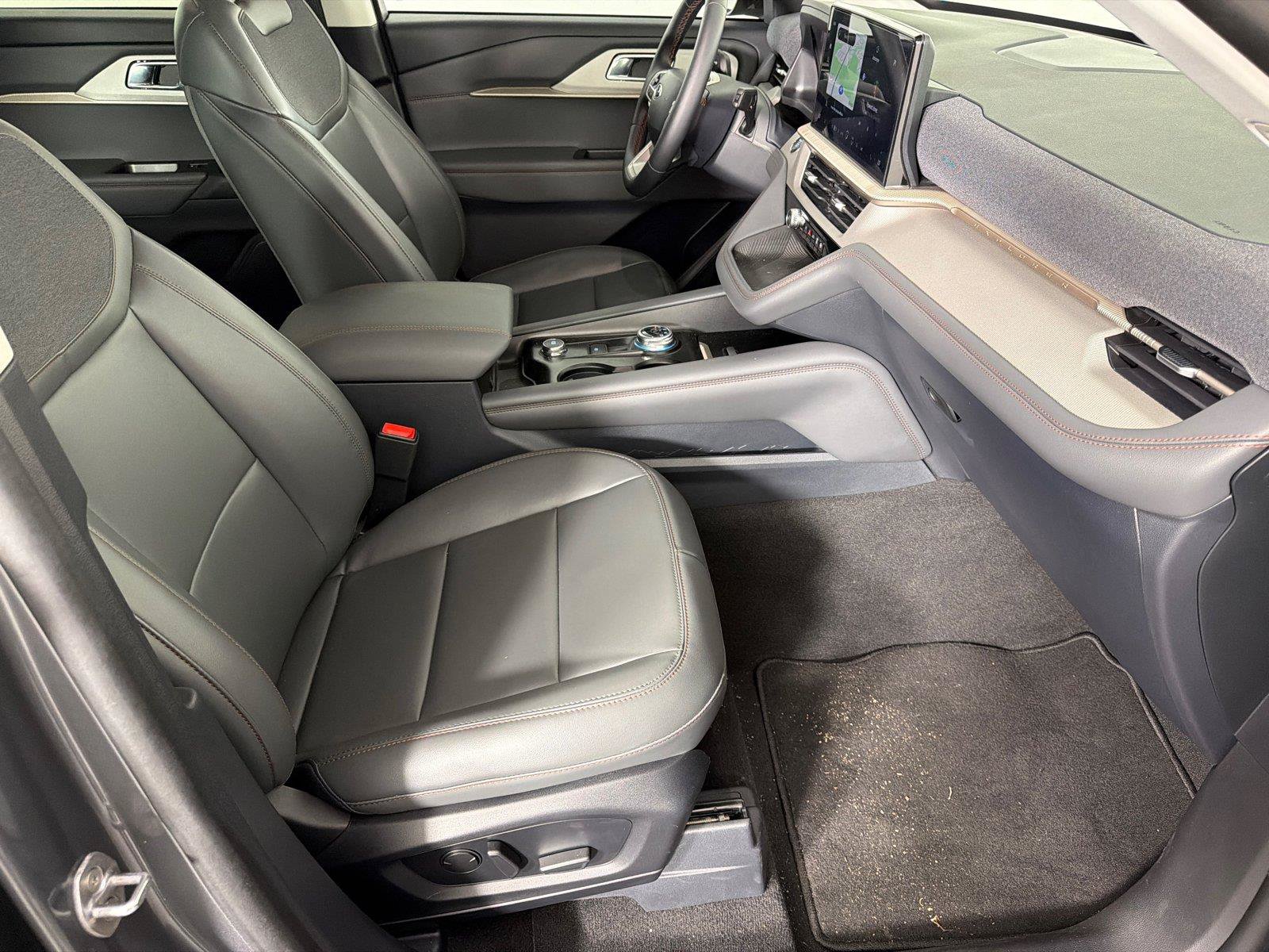 Used 2025 Ford Explorer Active w/ Active Comfort Package RWD image 13