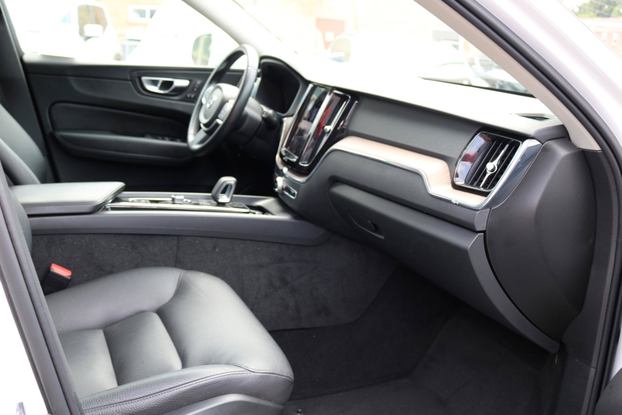 Used 2022 Volvo XC60 B5 Momentum AWD/4WD image 27