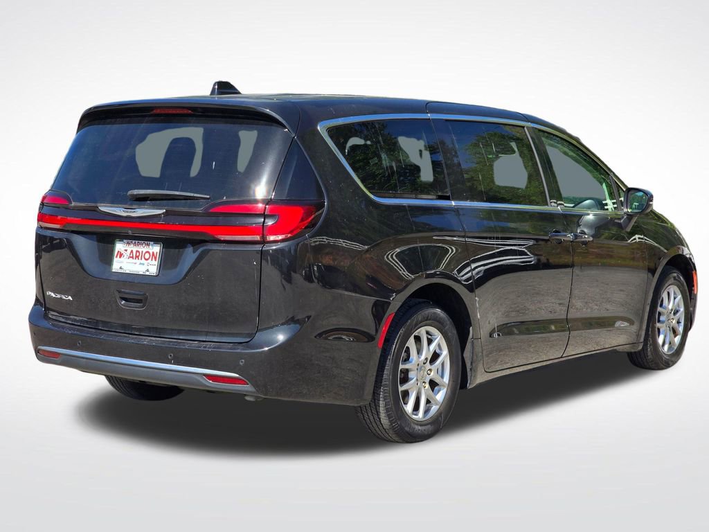 Used 2023 Chrysler Pacifica Touring-L image 15
