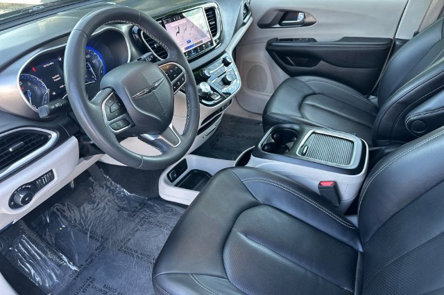 Used 2024 Chrysler Pacifica Touring-L FWD image 11