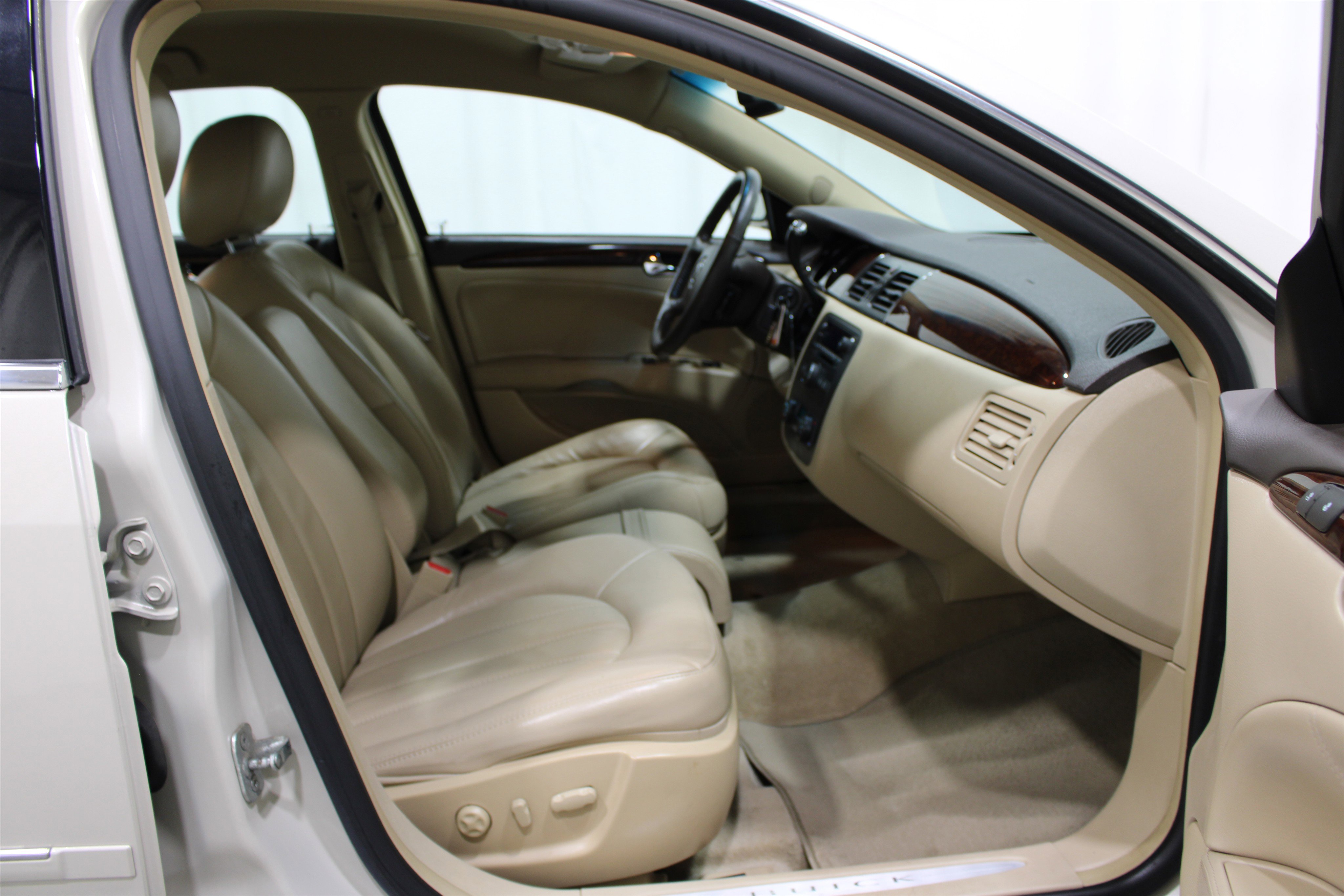 Used 2011 Buick Lucerne CXL w/ Driver Confidence Package FWD image 21