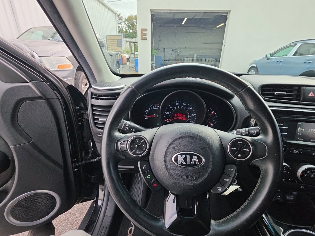 Used 2015 Kia Soul ! FWD image 13