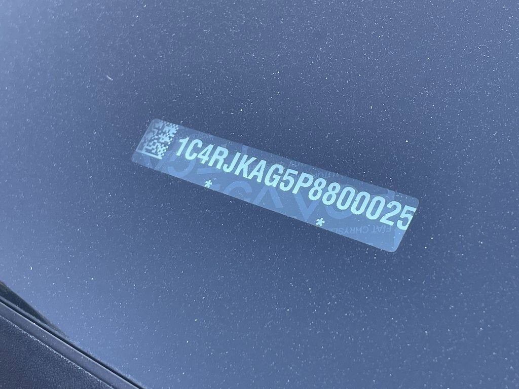 Used 2023 Jeep Grand Cherokee L Laredo image 32