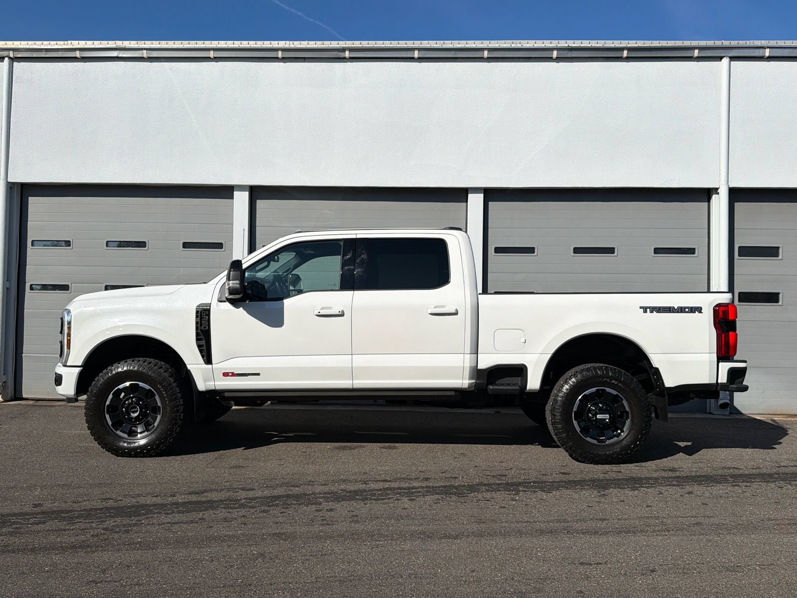Used 2025 Ford F350 Platinum w/ Tremor Off-Road Package AWD/4WD video 4
