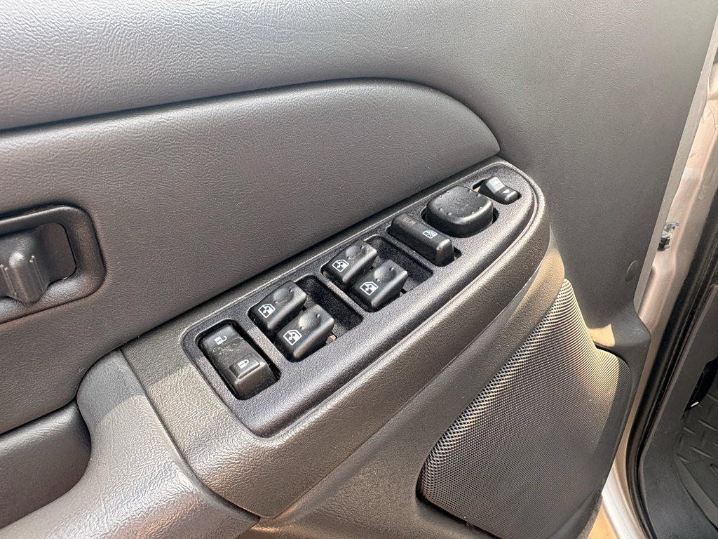 Used 2005 Chevrolet Silverado 2500 LS w/ Heavy-Duty Power Package AWD/4WD image 14
