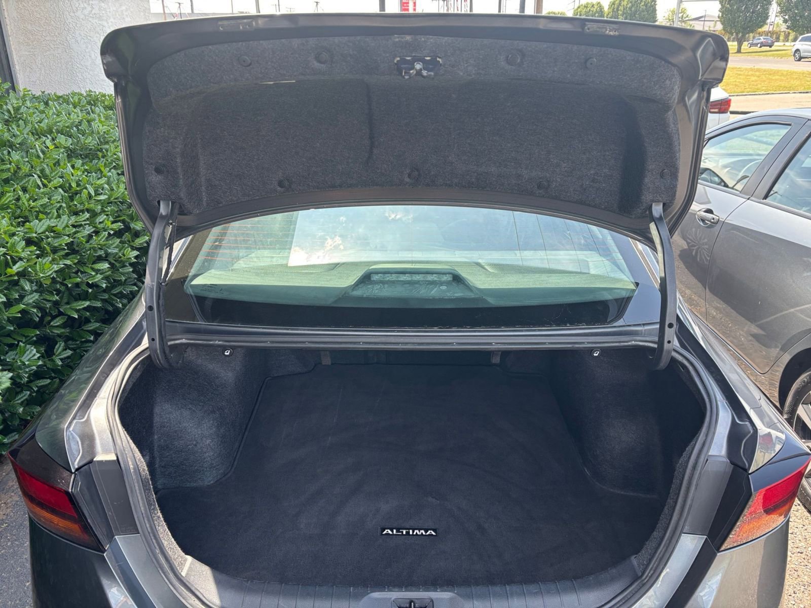 Used 2025 Nissan Altima 2.5 SV FWD image 31