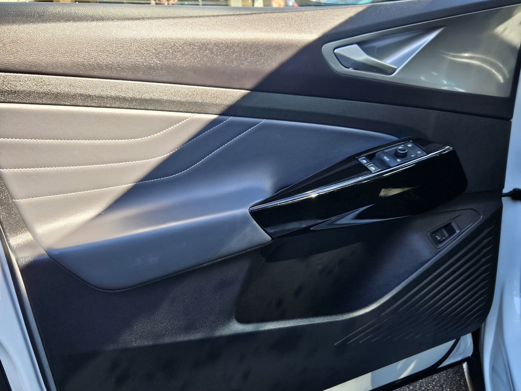 Used 2023 Volkswagen ID.4 Pro S image 9