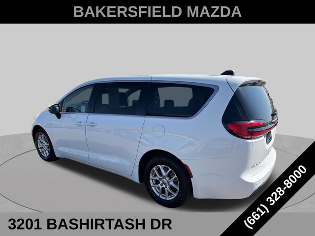 Used 2023 Chrysler Pacifica Touring-L FWD image 3