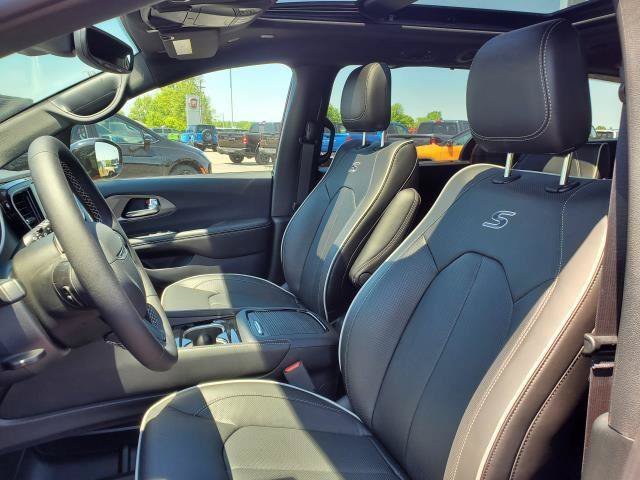 New 2027 Chrysler Pacifica Limited w/ S Appearance Package FWD image 5