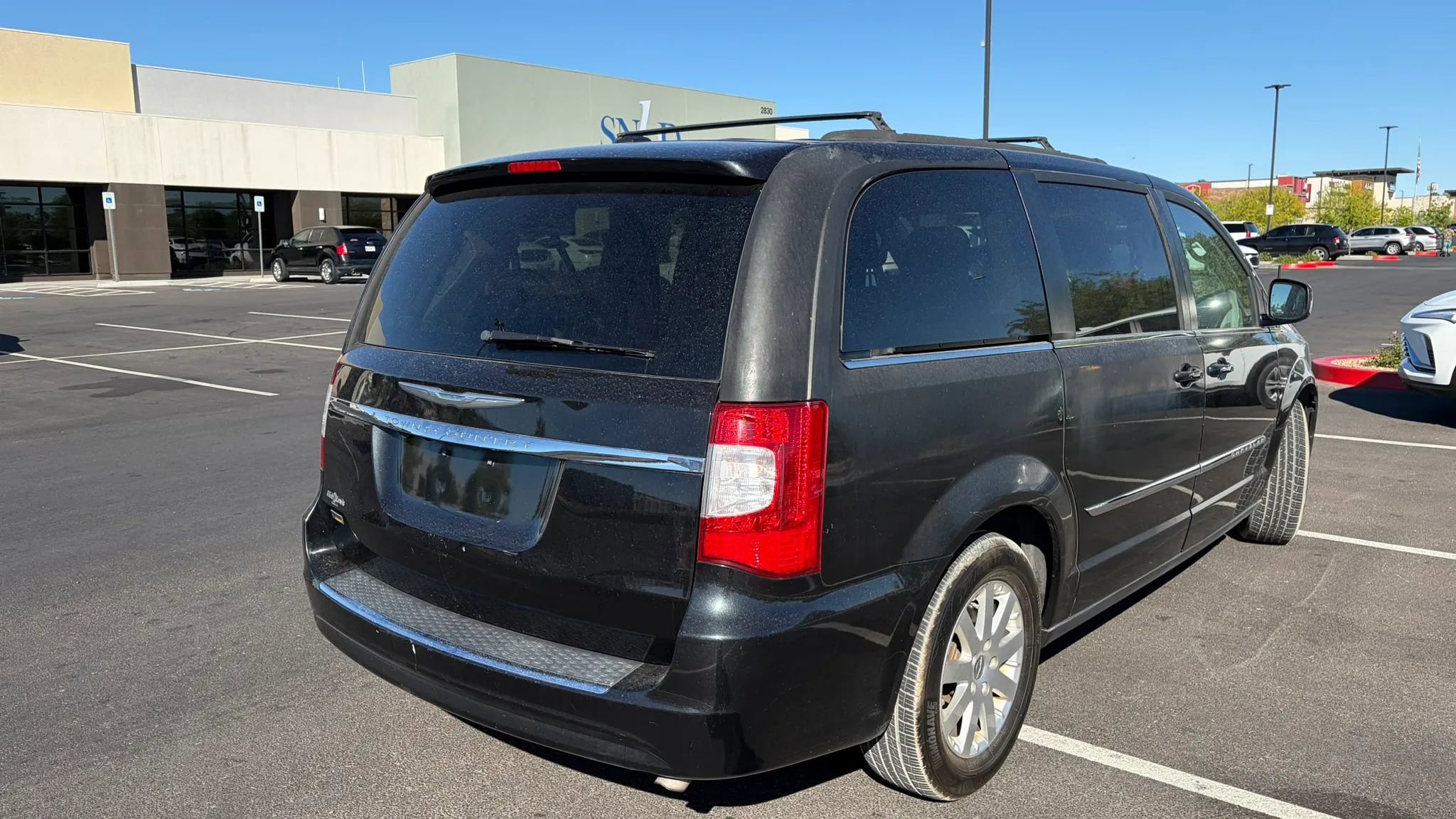 Used 2015 Chrysler Town & Country Touring FWD image 3
