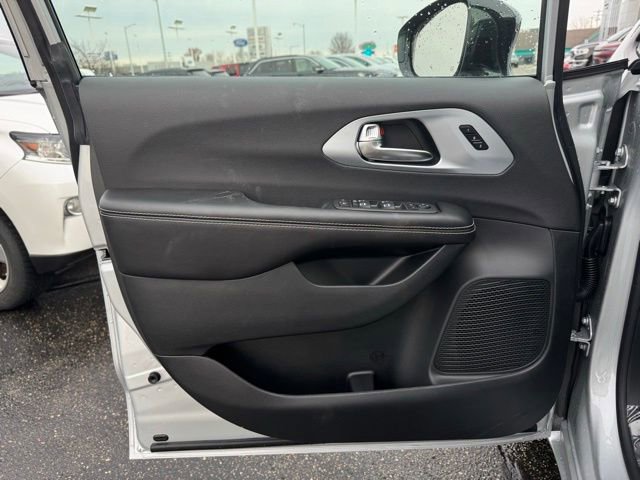 New 2026 Chrysler Pacifica Limited w/ Uconnect Theater Family Group image 12