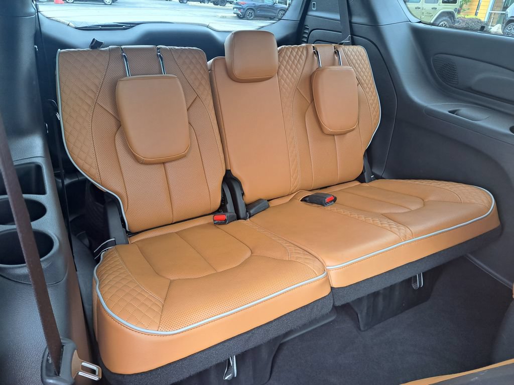 Used 2023 Chrysler Pacifica Pinnacle FWD image 35