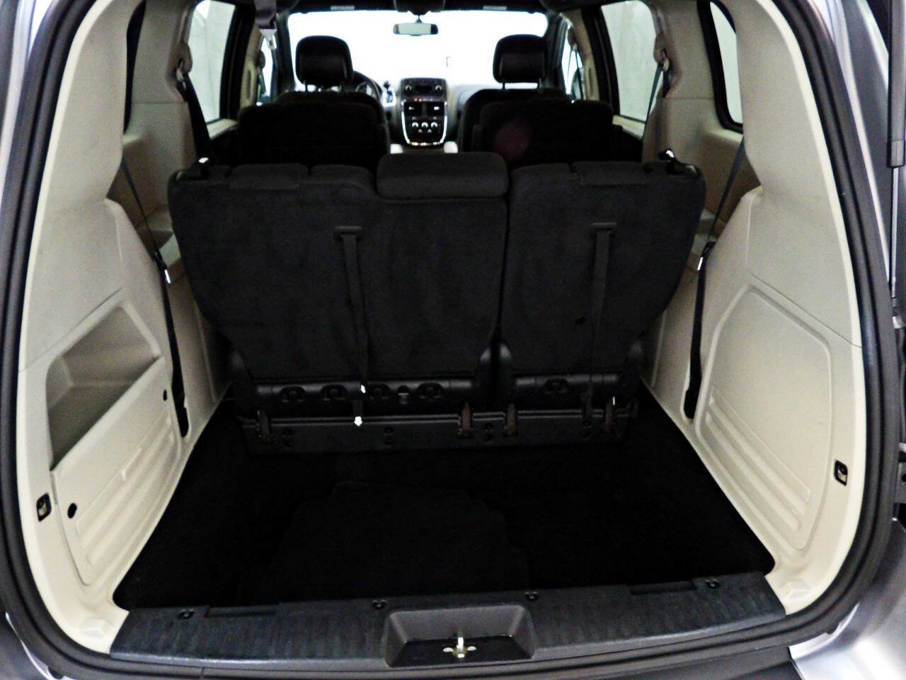 Used 2016 Dodge Grand Caravan SE FWD image 12